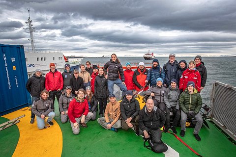 Das Team ATMOS während des Austauschs vor Spitzbergen. Im Fahrabschnitt IV kümmern sich 15 Forschende schwerpunktmäßig um die Untersuchung der Prozesse in der Atmosphäre, darunter zwei vom TROPOS und einer von der Universität Leipzig. Foto: Lianna Nixon, University of Colorado