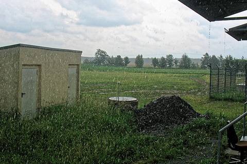 Nachmittags: Starker Regenschauer über Melpitz: Die Flüge müssen abgebrochen werden und alle flüchten sich in die Kontainer. Foto: Janine Lückerath/ Universität Bayreuth