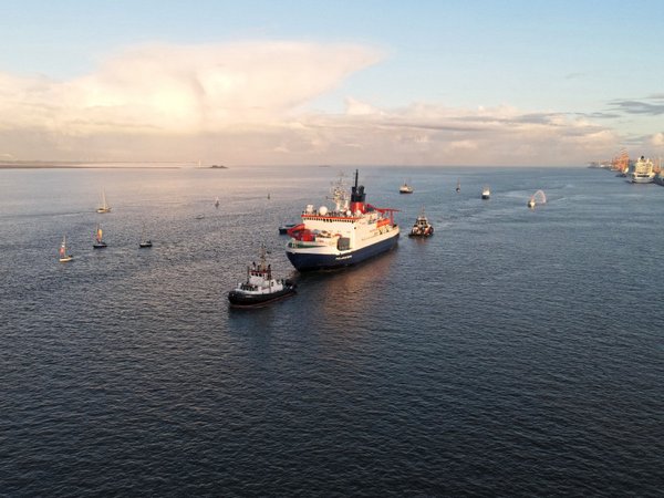 FS Polarstern wird zur Begrüßung von zahlreichen Schiffen und Booten begleitet. (Foto: Annika Meyer, Alfred-Wegener-Institut / eventfive)