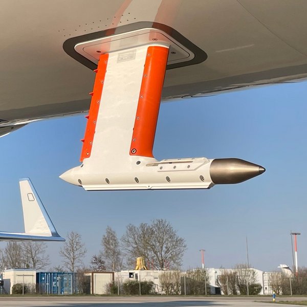 Beim Flug in die Zirruswolken und Kondensstreifen werden deren Eispartikel mit Hilfe eines speziellen Wolken-Einlasses untersucht, den Forschende vom TROPOS entwickelt haben. Foto: DLR.