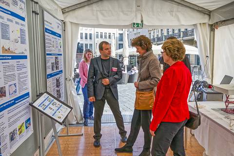 Wissenschaftsministerin Dr. Eva-Maria Stange am Stand des Leibniz-Instituts für Troposphärenforschung (TROPOS). Foto: Honey Alas, TROPOS