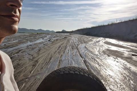 24.05.15: Auf den Pritschen von Allrad-Jeeps geht bergauf, darunter etwa eine Stunde über die Überschwemmungsfläche eines Flusstales.