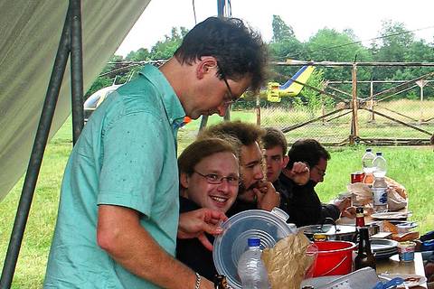 Das Wetter eignet sich nicht zum fliegen und messen, aber Grillen geht auch im Regen. Foto: Janine Lückerath/ Universität Bayreuth