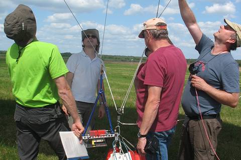 Am 4.6. ist es soweit: Der Ballon wird zum ersten Mal bei dieser Kampagne aufsteigen. Alles wird noch einmal kontrolliert. Foto: Janine Lückerath/ Universität Bayreuth