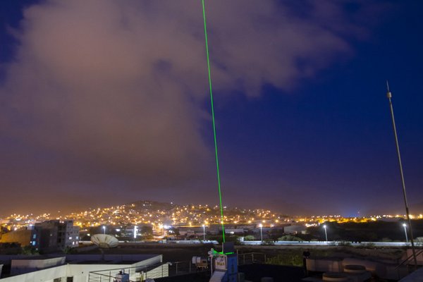 Den Bewohnern von Mindelo bietet sich mit dem grünen Laserstrahl nachts ein neuer Anblick. Die Lidarmessungen sind eine Neuheit in dieser Region. Foto: Edson Silva Delgado, Etfilmes / OSCM
