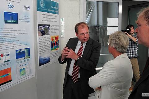 Prof. Dr. Hartmut Herrmann erläutert Bundesforschungsministerin Annette Schavan und Prof. Dr. Andreas Wahner vom Forschungszentrum Jülich die Mission des Leibniz-Institutes für Troposphärenforschung. (v.l.n.r.) Foto: Rico Hengst/TROPOS