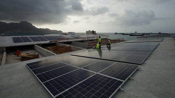 Solarpanele auf dem Dach werden einen Teil des Energiebedarfs des OSCM decken. Foto: Björn Fiedler, GEOMAR