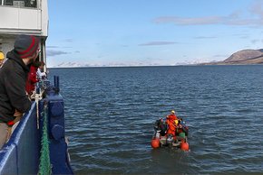 Da der Hafen in Longyearbyen auf Spitzbergen nicht tief genug ist, müssen die Wissenschaftler per Schlauchboot an Land übersetzen. Nach vier Wochen Eis sind sie jetzt zurück in der Zivilisation und können vom Flughafen hier heimfliegen. Foto: Stephan 