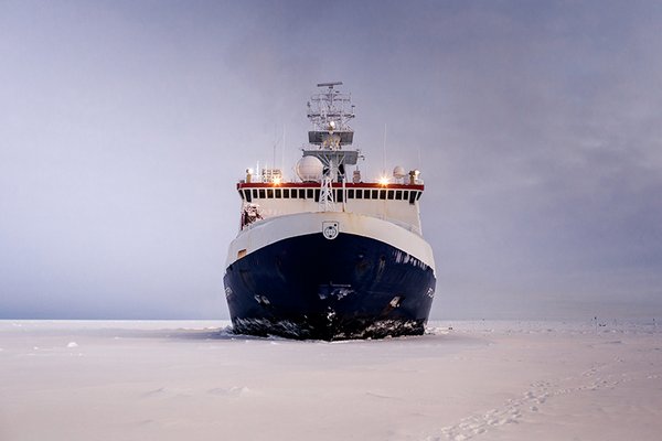 FS Polarstern im Eis. Foto: Mario Hoppmann, AWI