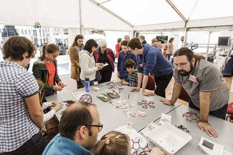 Am Stand des Leibniz-Instituts für Polymerforschung Dresden (IPF). Foto: CHRISTIAN HÜLLER FOTOGRAFIE