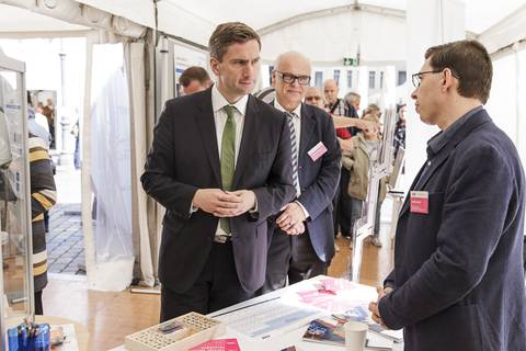 Martin Dulig, Staatsminister für Wirtschaft, Arbeit und Verkehr, am Stand des IOM. Foto: CHRISTIAN HÜLLER FOTOGRAFIE