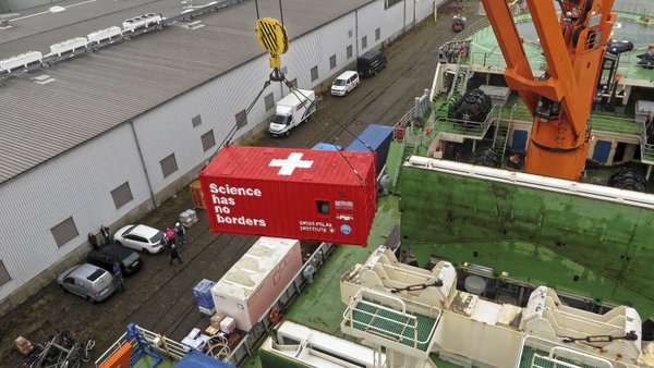 Der Container mit der Aerosolmesstechnik ging in Bremerhaven an Bord des russischen Forschungseisbrechers Akademik Tryoshnikov. Foto: Silvia Hennig, TROPOS
