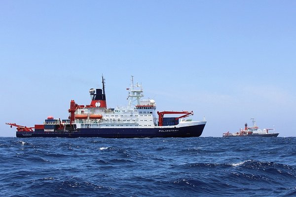 Polarstern (vorn) und Meteor (hinten) bei ihrer Begegnung im Atlantik. Foto: Dominik Nachtsheim, PoIE