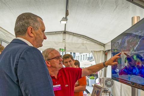 Thomas Schmidt, Staatsminister für Umwelt und Landwirtschaft, am TROPOS-Stand. Foto: Kay Weinhold, TROPOS