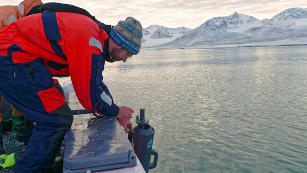 Parallel zu den Untersuchungen des Wassers in den Wolken finden auch Untersuchungen im Meer statt. Sebastian Zeppenfeld vom TROPOS nimmt dazu Wasserproben im Fjord. Foto: Sebastian Zeppenfeld, TROPOS