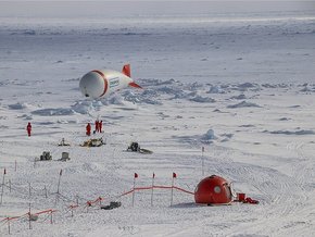 Von einer Eisscholle (zur Zeit bei 81,9°N, 9,9°O) aus untersuchen die Forscher die Luft über und das Wasser unter dem Eis. Foto: Stephan Schön, Sächsische Zeitung