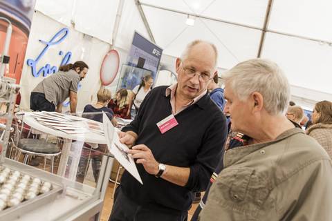 Am Stand des Leibniz-Instituts für Festkörper-und Werkstoffforschung (IFW). Foto: CHRISTIAN HÜLLER FOTOGRAFIE