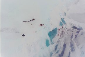 Das Schmelztümpel-Team vom Helikopter aus. Der Helikpter führte gleichzeitig Fernerkungsmessungen durch. Foto: Svenja Kohnemann, Universität Trier