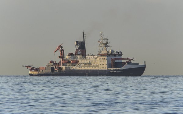 Am 29. Oktober 2015 hat das Forschungsschiff Polarstern seinen Heimathafen Bremerhaven verlassen in Richtung Kapstadt, Südafrika, wo es am 1. Dezember erwartet wird. Mit an Bord sind 32 Studierende einer Sommerschule und Messtechnik vom TROPOS. Archivfot