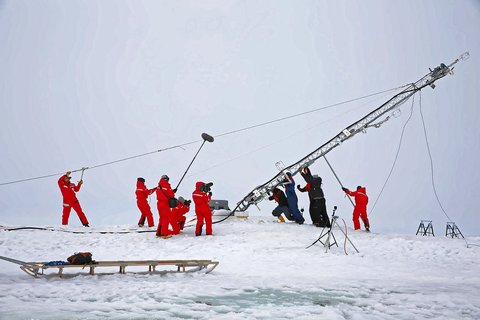 The reactivation of the MOSAiC ice floe also included the re-erection of a 10-meter-high measuring tower. A work that required many hands. Photo: Lisa Grosfeld, AWI