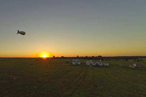 Der Ballon schwebt an diesem Morgen zunächst nur eine reichliche Stunde über Melpitz.