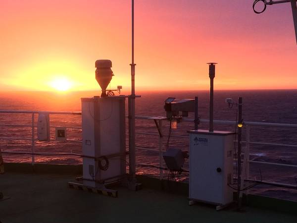 Filter- und Wolkenwassersammler auf dem „Monkeydeck“ der „Akademik Tryoshnikov“ bei Sonnenuntergang. Foto: André Welti, TROPOS Filter- und Wolkenwassersammler auf dem „Monkeydeck“ der „Akademik Tryoshnikov“ bei Sonnenuntergang. Foto: André Welti, TROPOS