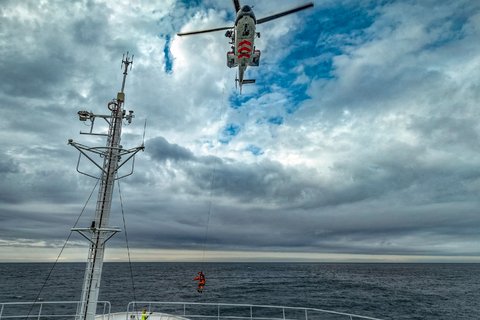 Besuch von oben: Der Rettungsdienst von Spitzbergen übte auf dem Vordeck der Maria S. Merian einen Rettungseinsatz per Helikopter und blieb selbstverständlich auf Distanz. Die Spezial-Helikopter sind ein wichtig für Notfälle. Foto: Lianna Nixon, University of Colorado