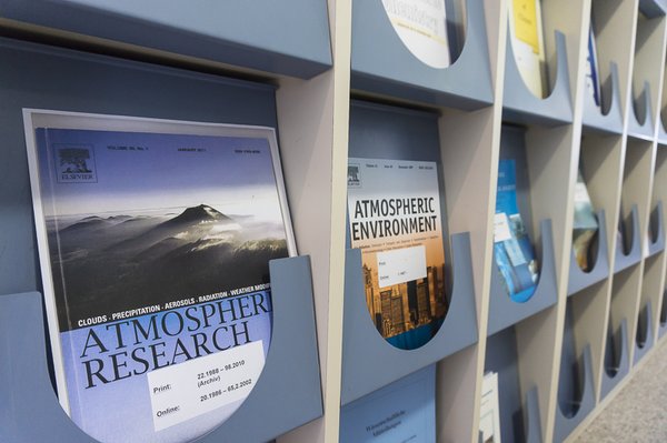 Wissenschaftliche Journale in TROPOS-Bibliothek. Foto: Tilo Arnhold/TROPOS