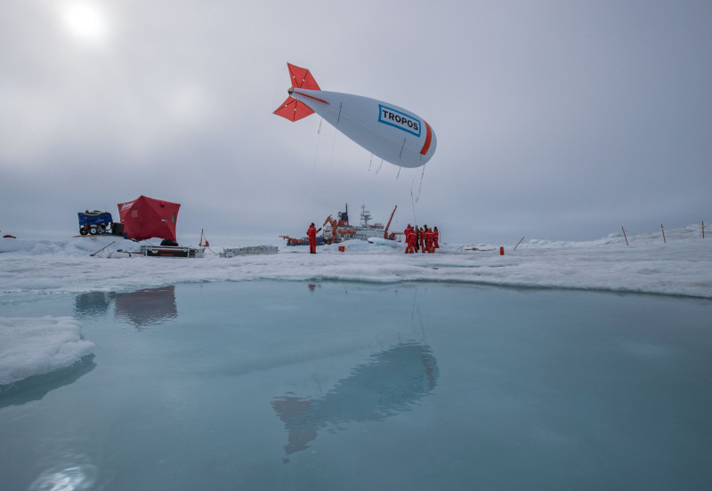 The captive balloon of TROPOS and Uni Leipzig in action on the ice floe. Photo: Lianna Nixon, University of Colorado / AWI