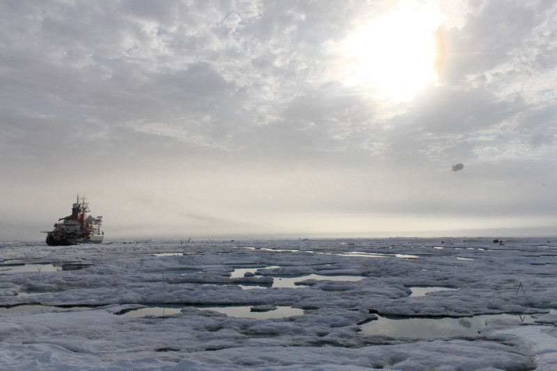 The captive balloon of TROPOS and Uni Leipzig in action on the ice floe. Photo: Christian Pilz, TROPOS