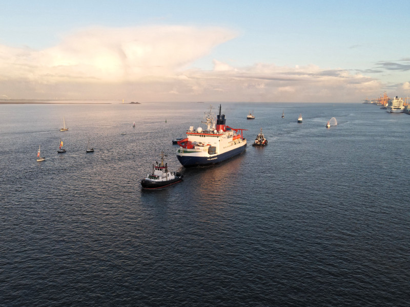 FS Polarstern wird zur Begrüßung von zahlreichen Schiffen und Booten begleitet. (Foto: Annika Meyer, Alfred-Wegener-Institut / eventfive)