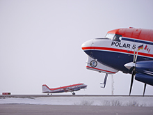 Die Forschungsflugzeuge Polar 5 und Polar 6 kurz vor dem Start zu einem Messflug während der Messkampagne RACEPAC. Foto: LIM