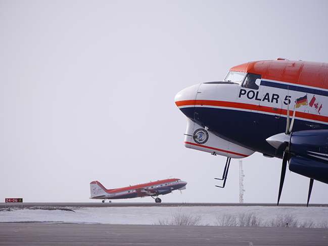 Die Forschungsflugzeuge Polar 5 und Polar 6 kurz vor dem Start zu einem Messflug während der Messkampagne RACEPAC. Foto: LIM
