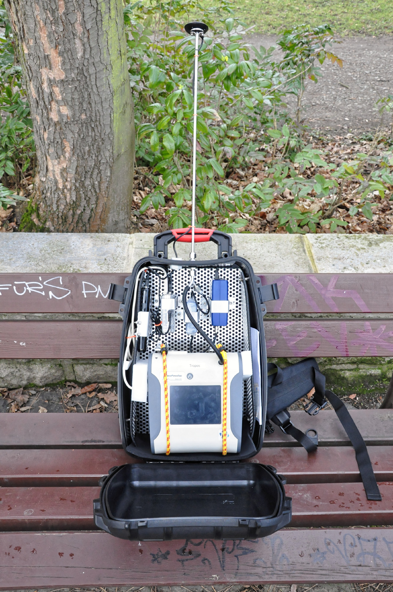 Ruß gilt als die gefährlichste Komponente des Feinstaubes. Der Messrucksack wurde daher weiterentwickelt, um Ruß und Feinstaub-Massenkonzentrationen (PM10 und PM 2.5) mit einer hohen räumlichen Auflösung zu bestimmen. Foto: Birgit Wehner, TROPOS