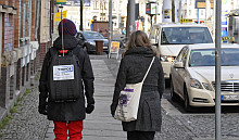 Mitarbeiterinnen des TROPOS bei den Rücksackmessungen in der Lützner Straße in Leipzig. Foto: Holger Siebert, TROPOS