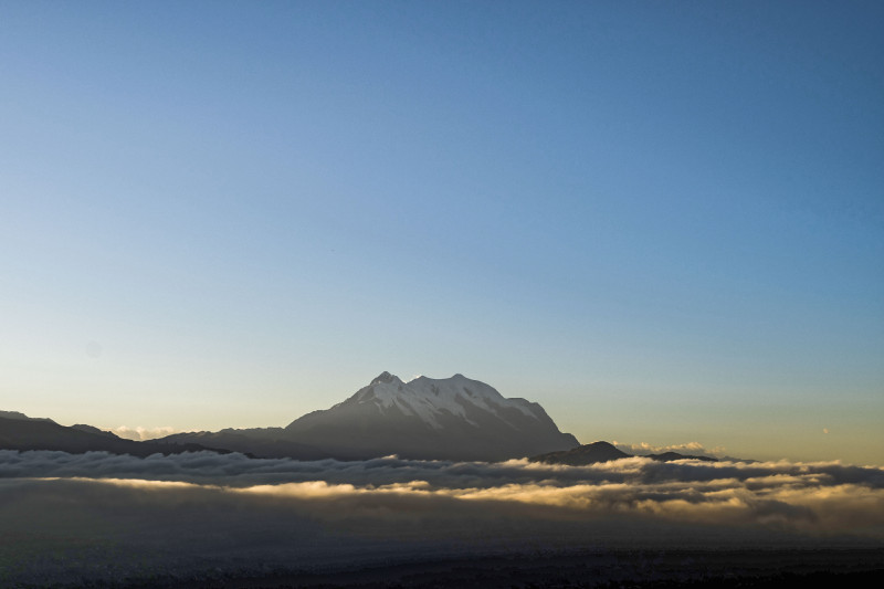 The iconic mountain Illimani (6439m asl) in Bolivia. Soot from road traffic in emerging countries can reach high altitudes, where it can be transported over long distances and thus contributes to global warming. Photo: Ever Veimar Huanca Lucero