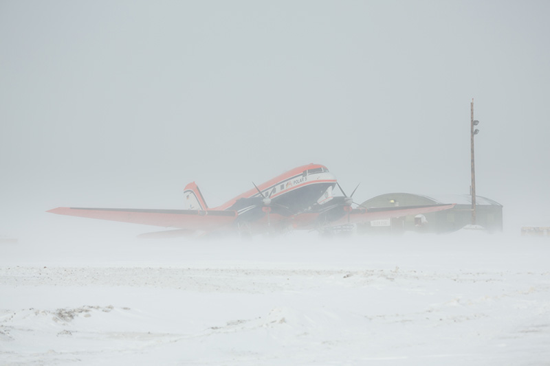 Das deutsche Forschungsflugzeug Polar 5 an der Eureka Wetterstation bei Schneetreiben. (Foto: Stefan Hendricks, AWI)