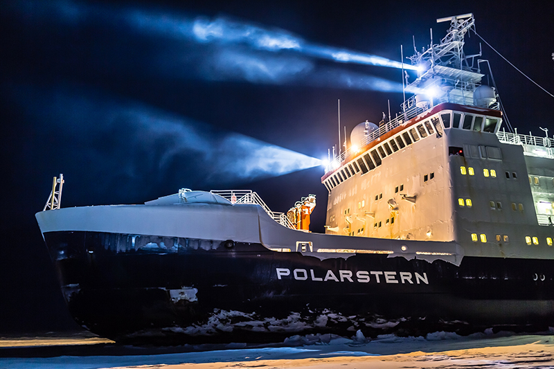 FS Polarstern im Eis. Foto: Stefan Hendricks, AWI