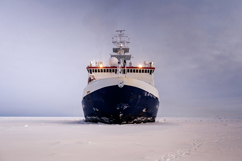 FS Polarstern im Eis. Foto: Mario Hoppmann, AWI