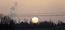 Sonnenuntergang am 23.2.2020 bei Leipzig ohne Abendrot. Der Saharastaub sorgte dafür, dass die Sonne eher blass unterging. Der Farbverlauf von weiß nach gelb deutet darauf hin, dass sich in der untersten Luftschicht Saharastaub mit kleineren Partikeln aus der Luftverschmutzung mischt. Foto: Tilo Arnhold, TROPOS