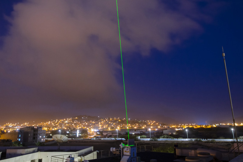 The residents of Mindelo will see a new sight at night with the green laser beam. The eyelid measurements are a novelty in this region. Photo: Edson Silva Delgado, Etfilmes / OSCM