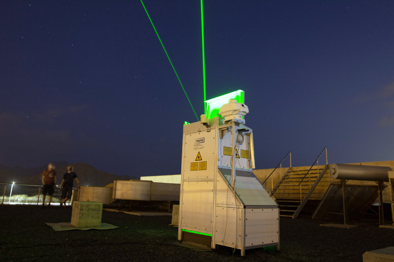 TROPOS researchers put the system on the roof of the Ocean Science Centre Mindelo (OSCM) into operation in June, just in time for the dust season. Photo: Edson Silva Delgado, Etfilmes / OSCM