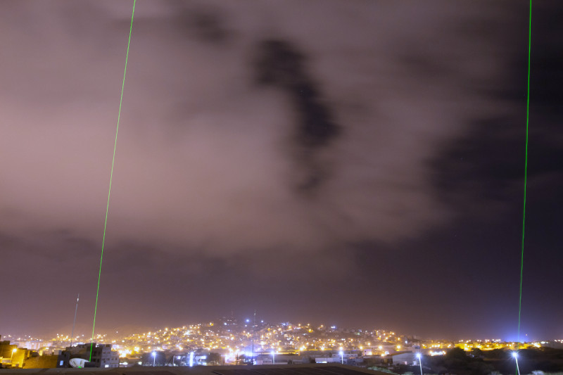 Currently, two green lasers shine over Mindelo at night. Photo: Edson Silva Delgado, Etfilmes / OSCM