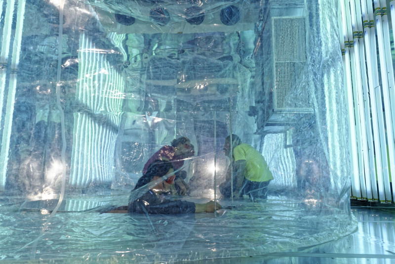 An ACTRIS beteiligen sich europaweit weit über 100 Forschungseinrichtungen aus 22 Ländern. Neben Observatorien und mobilen Messplattformen spielen auch Simulationskammern und Labore eine wichtige Rolle. Dort werden Prozesse in der Atmosphäre im Experiment nachgestellt. Eine dieser Simulationskammern ist die Leipziger Aerosolkammer (ACD-C), in der photochemische Prozesse in der Atmosphäre untersucht werden.  Foto: Tilo Arnhold, TROPOS