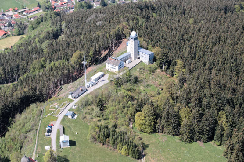 Das Meteorologisches Observatorium Hohenpeißenberg gilt als das älteste Bergobservatorium der Welt. Es erfasst seit 1781 meteorologische Daten und ist seit 1993 Globalstation im weltweiten Klimaüberwachungsprogramm (GAW). Die Station liegt 65 km südwestlich von München im Alpenvorland und ist eines von zwei Forschungsobservatorien des Deutschen Wetterdienstes (DWD). Hier werden unter anderem neue Beobachtungsmethoden für den Radarverbund erprobt und Methoden zur Verbesserung der Wettervorhersage und von Wetterwarnungen entwickelt.  Foto: Ulf Köhler, DWD