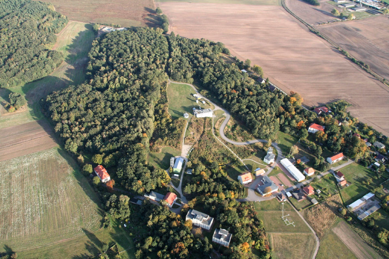 Das Meteorologische Observatorium Lindenberg – Richard-Aßmann- Observatorium (MOL-RAO) ist eines von zwei Forschungsobservatorien des Deutschen Wetterdienstes (DWD). Die Station in Brandenburg konzentriert sich dabei auf die Vertikalsondierung der Atmosphäre (Lindenberger Säule) und arbeitet unter anderem an der Weiterentwicklung des operationelles Messnetzes des DWD.  Foto: Ulrich Görsdorf, DWD