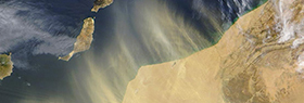 Wüstenstaub aus Nordafrika hinaus geweht auf den Atlantik in Richtung Kanarische Inseln. Beobachtet von MODIS auf NASA's Terra Satellit am 17. Februar 2004. Quelle: NASA 